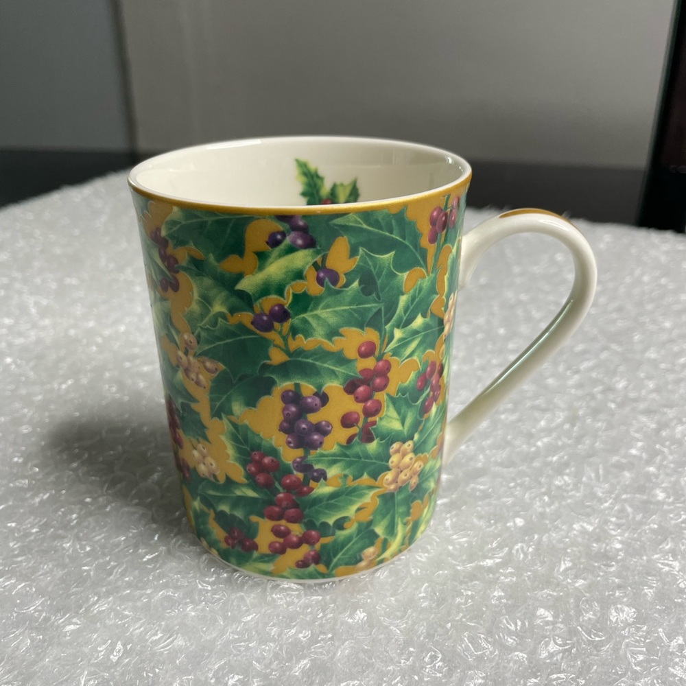 Department 56 Holly Berry and Mistletoe mug